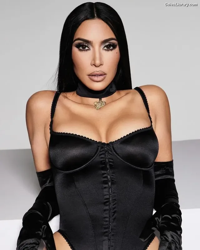 Kim Kardashian photo 10 of 4170
