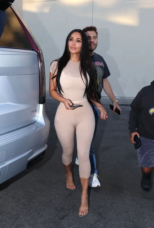 Kim Kardashian photo 12 of 4170