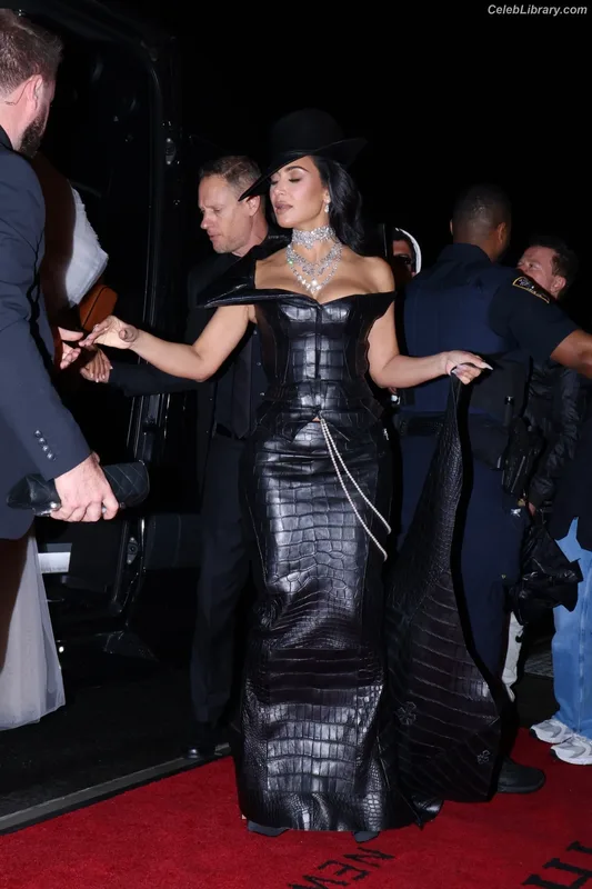Kim Kardashian photo 14 of 4170