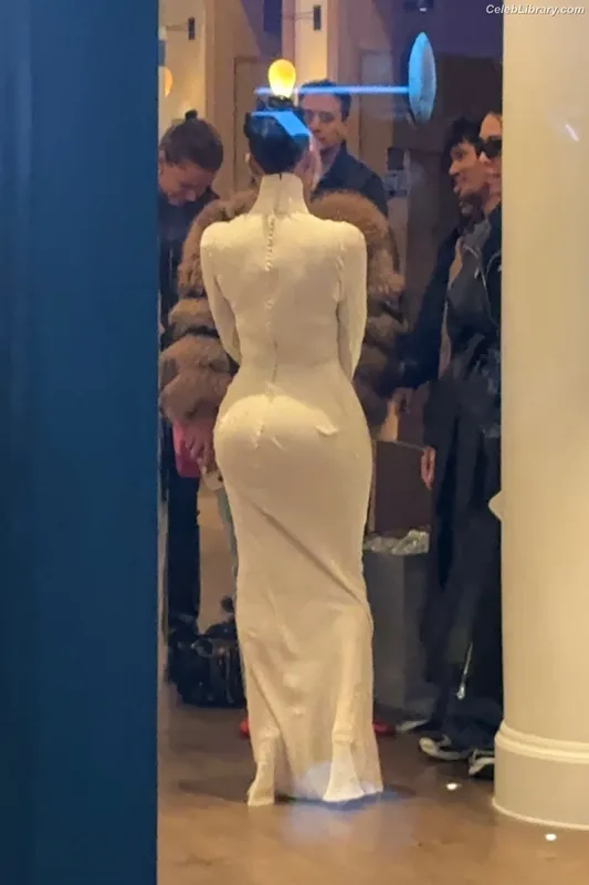 Kim Kardashian photo 17 of 4170