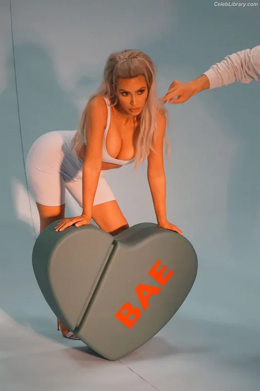 Kim Kardashian photo 6 of 4170