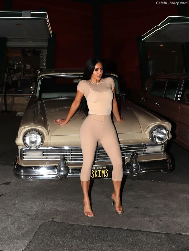 Kim Kardashian photo 15 of 4170