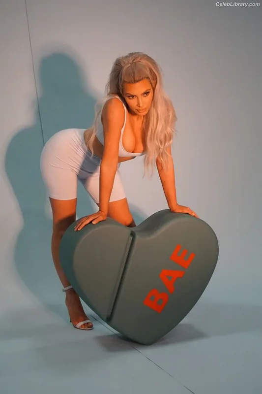 Kim Kardashian photo 7 of 4170
