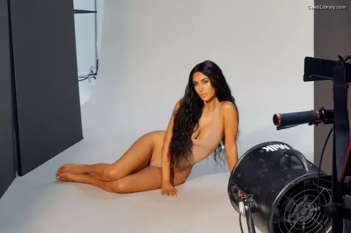 Kim Kardashian photo 19 of 4170