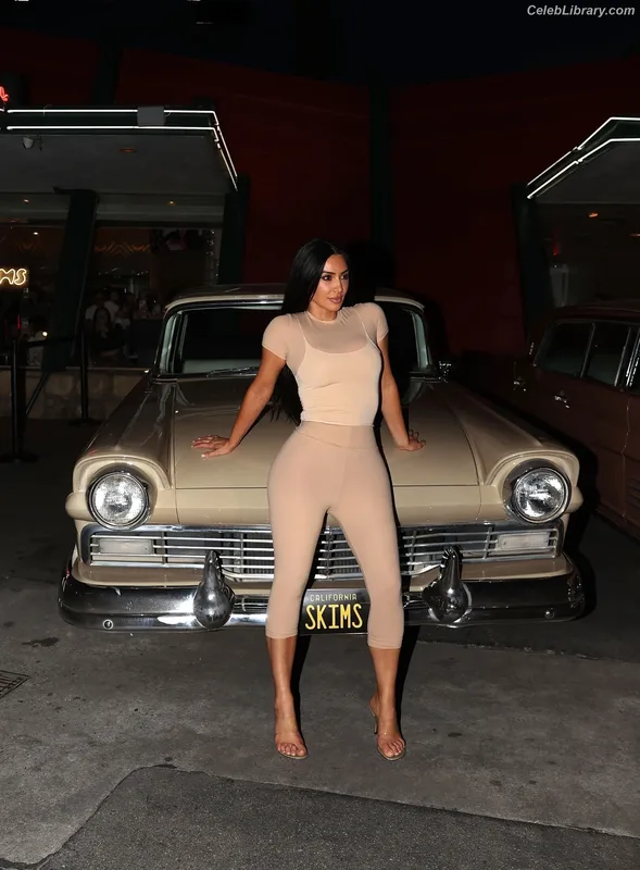 Kim Kardashian photo 9 of 4170