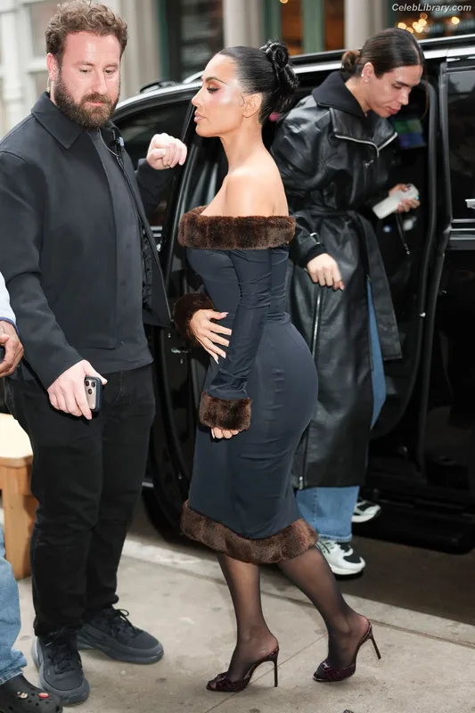 Kim Kardashian photo 13 of 4170