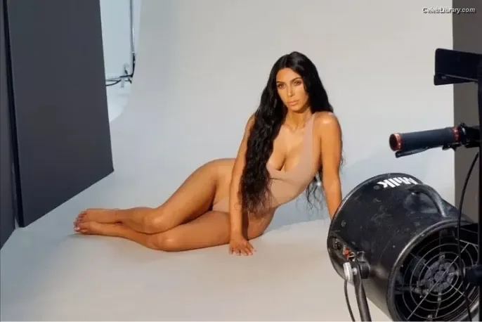Kim Kardashian photo 11 of 4170