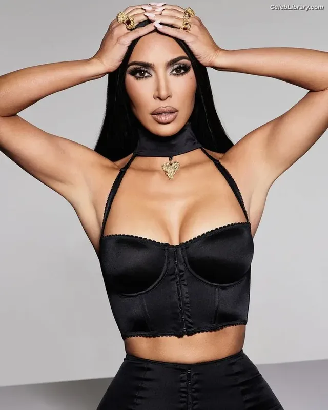 Kim Kardashian photo 23 of 4170
