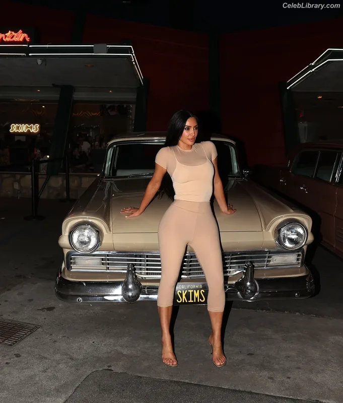 Kim Kardashian photo 1 of 4170