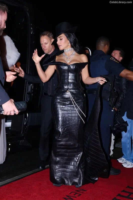 Kim Kardashian photo 3 of 4170