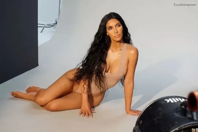 Kim Kardashian photo 23 of 4170