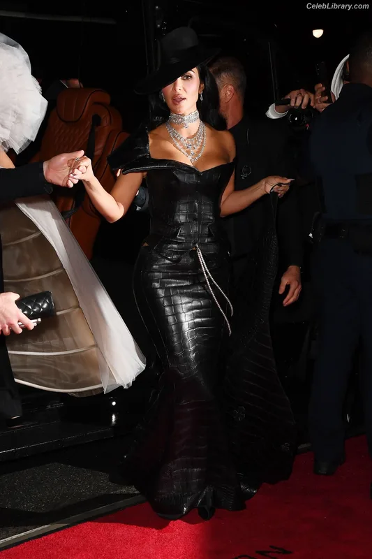 Kim Kardashian photo 11 of 4170