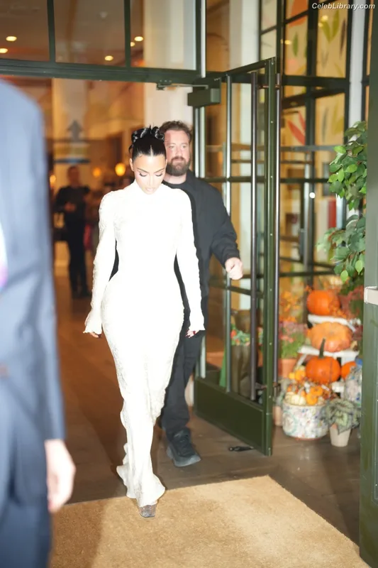 Kim Kardashian photo 13 of 4170