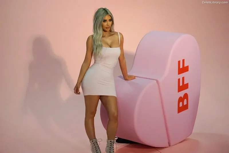 Kim Kardashian photo 1 of 4170