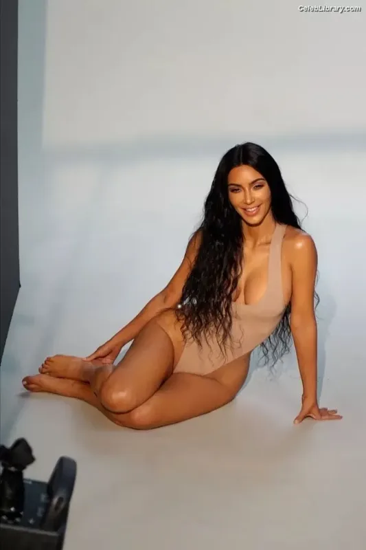 Kim Kardashian photo 12 of 4170