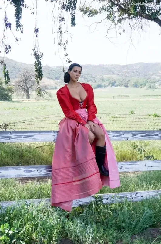 Kim Kardashian photo 14 of 4170