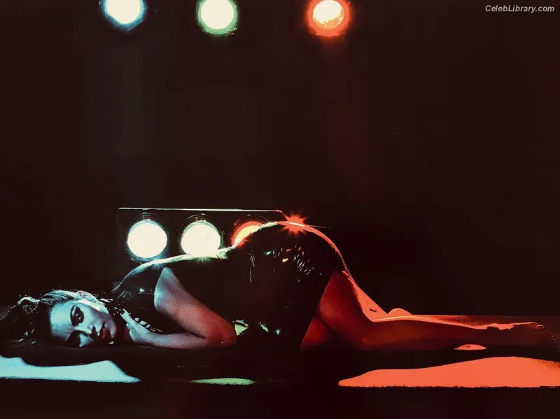 Kim Kardashian photo 16 of 4170