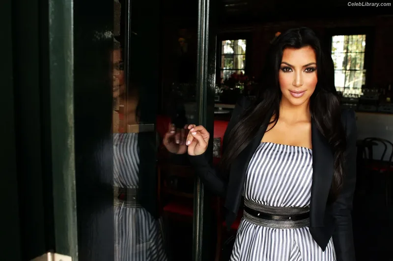 Kim Kardashian photo 20 of 4170