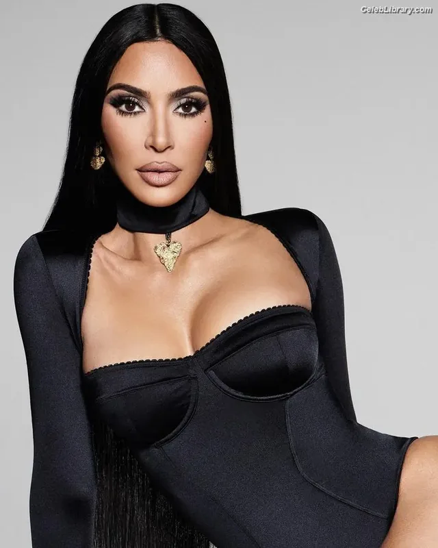 Kim Kardashian photo 15 of 4170