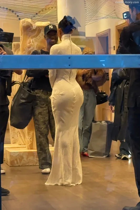 Kim Kardashian photo 19 of 4170