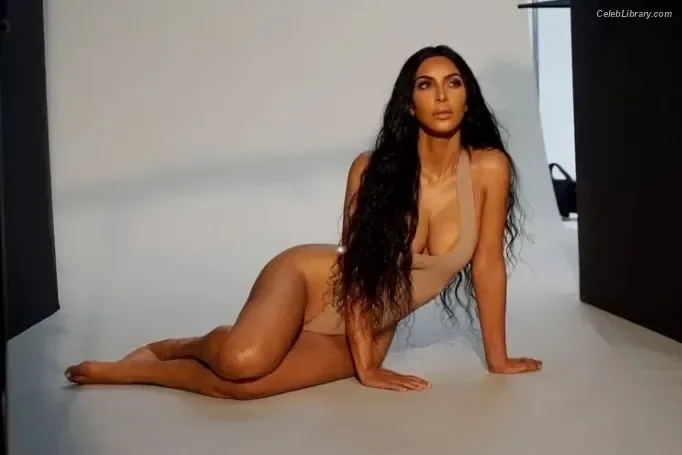 Kim Kardashian photo 11 of 4170