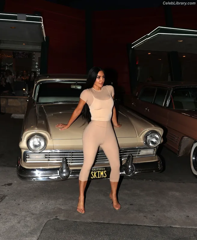 Kim Kardashian photo 22 of 4170