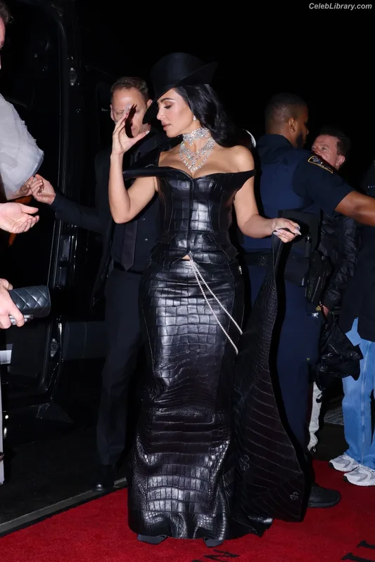 Kim Kardashian photo 23 of 4170