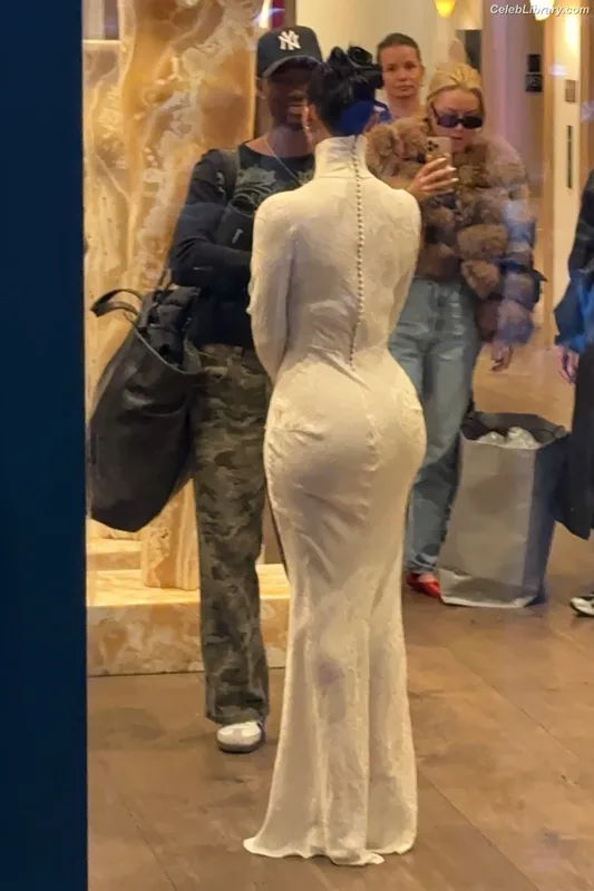 Kim Kardashian photo 1 of 4170