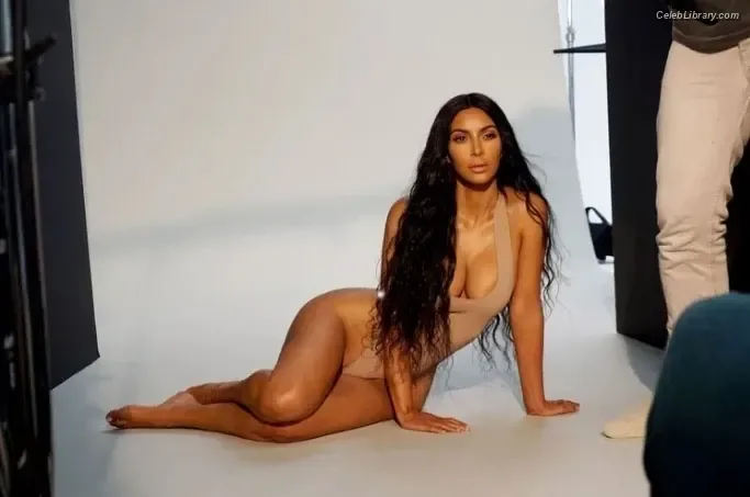 Kim Kardashian photo 11 of 4170