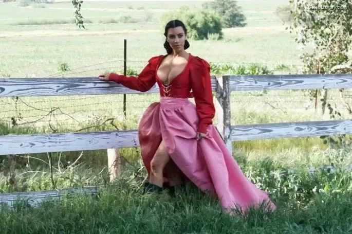 Kim Kardashian photo 12 of 4170