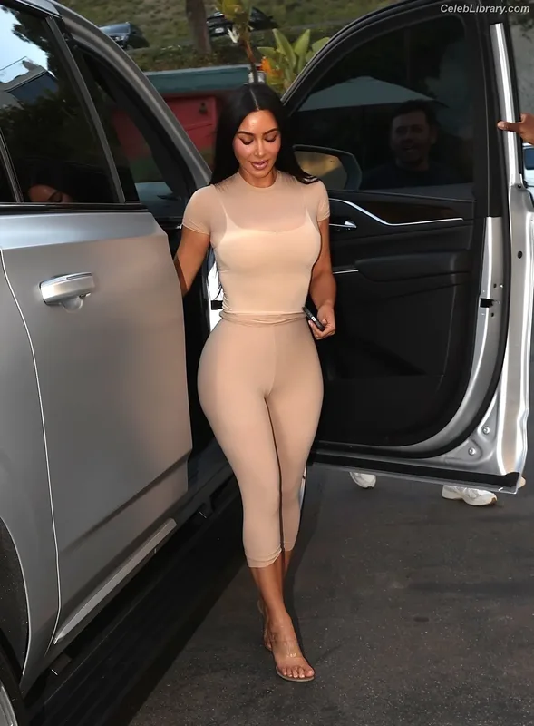 Kim Kardashian photo 20 of 4170