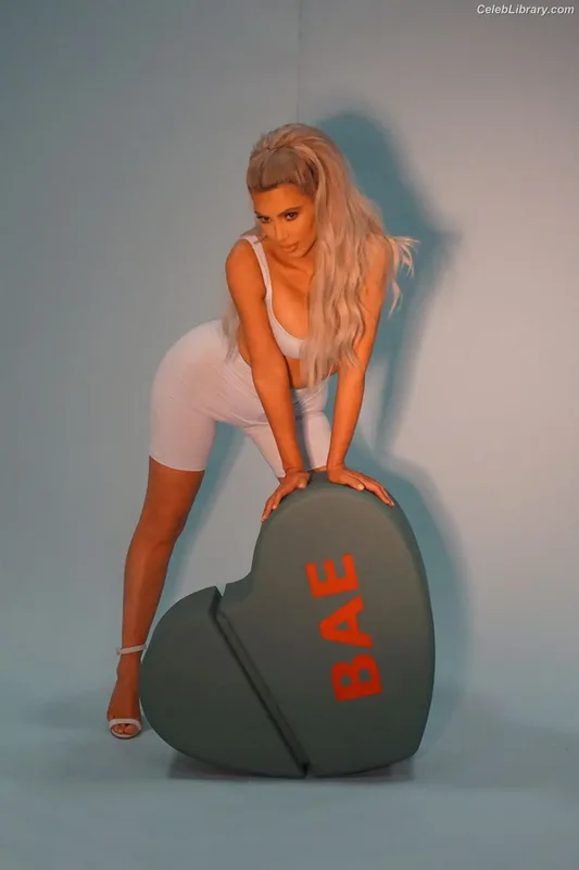 Kim Kardashian photo 3 of 4170