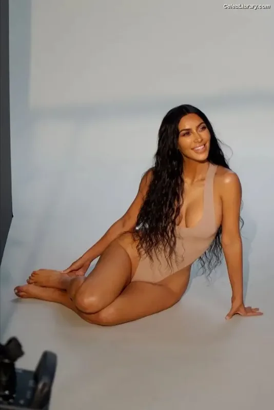 Kim Kardashian photo 9 of 4170