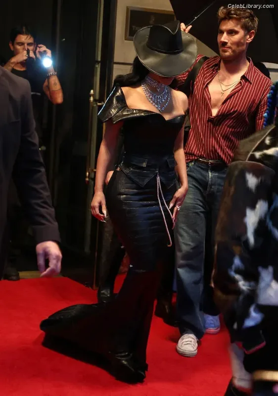 Kim Kardashian photo 11 of 4170