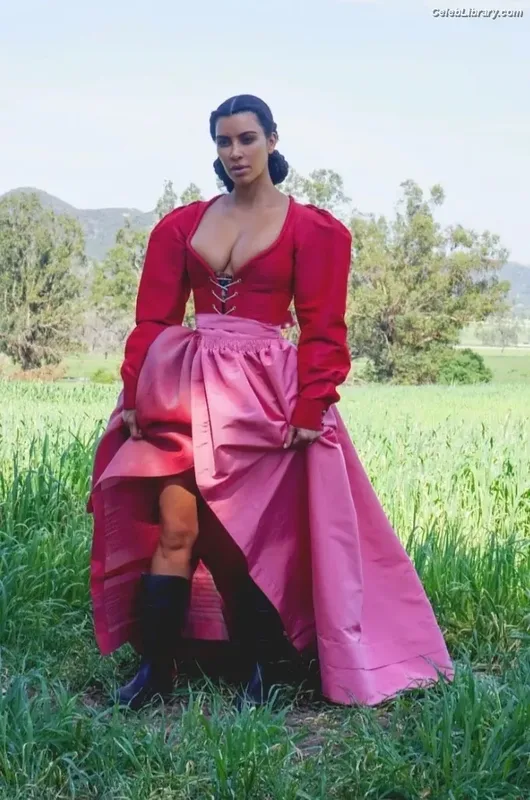 Kim Kardashian photo 4 of 4170