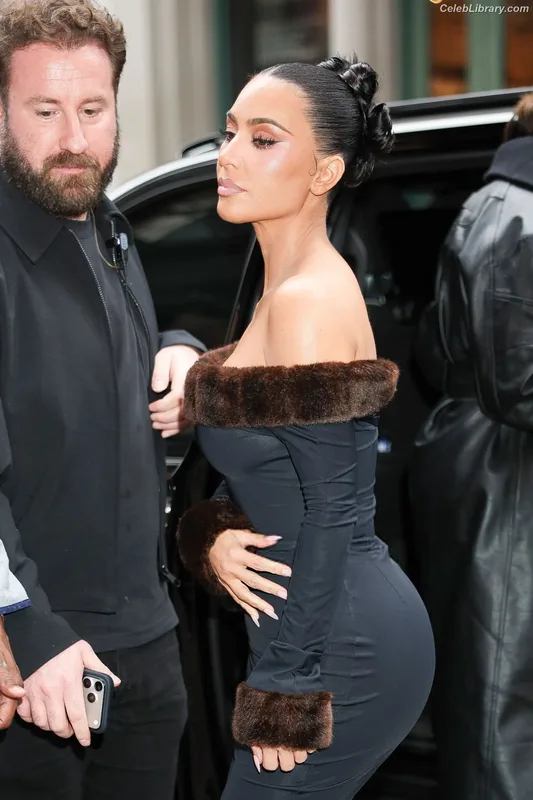Kim Kardashian photo 15 of 4170