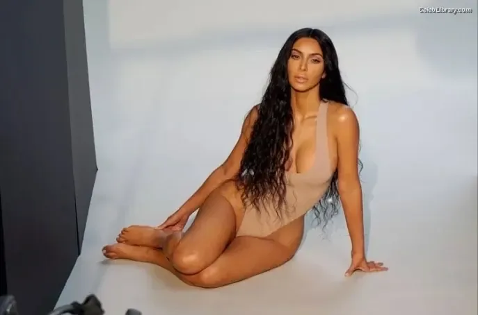 Kim Kardashian photo 23 of 4170