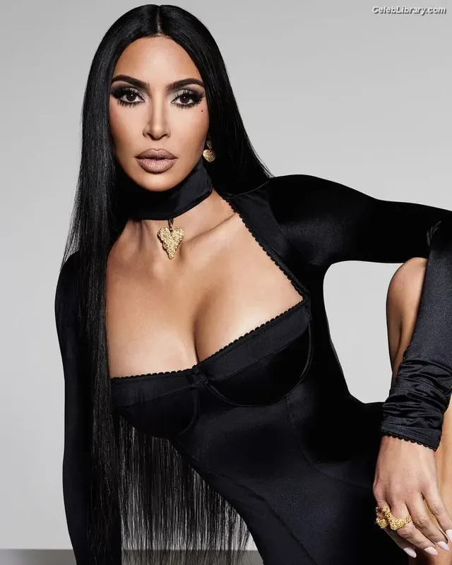 Kim Kardashian photo 8 of 4170