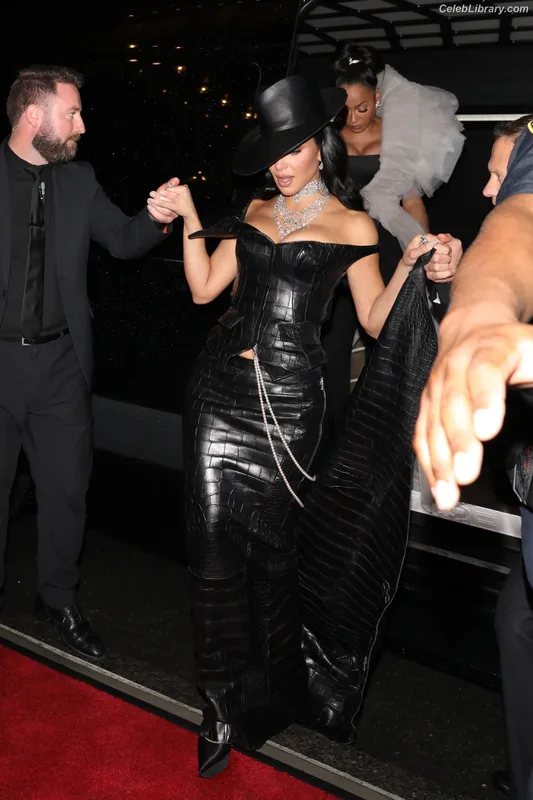 Kim Kardashian photo 11 of 4170