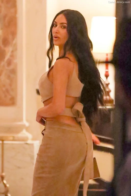 Kim Kardashian photo 12 of 4170