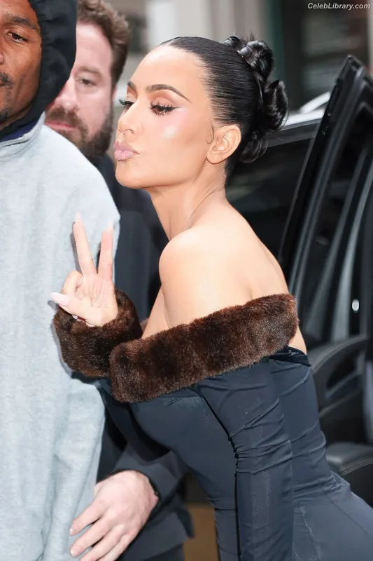 Kim Kardashian photo 14 of 4170