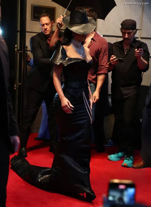Kim Kardashian photo 3 of 4170