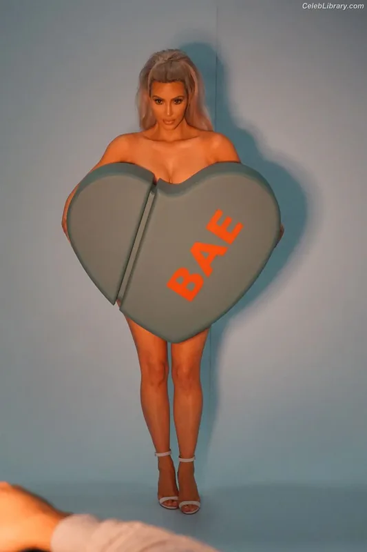 Kim Kardashian photo 15 of 4170