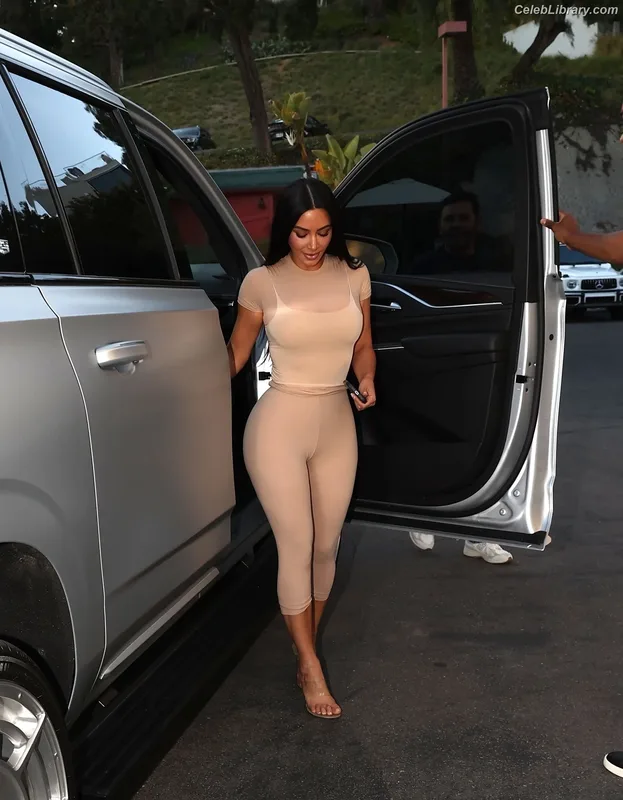 Kim Kardashian photo 1 of 4170