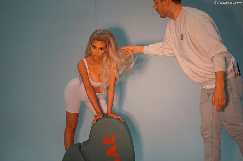 Kim Kardashian photo 9 of 4170
