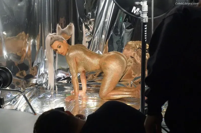 Kim Kardashian photo 12 of 4170
