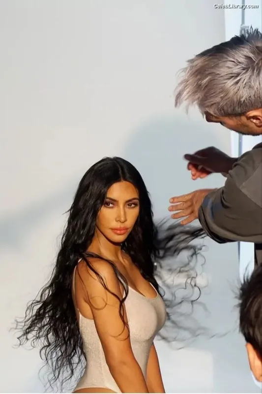Kim Kardashian photo 13 of 4170