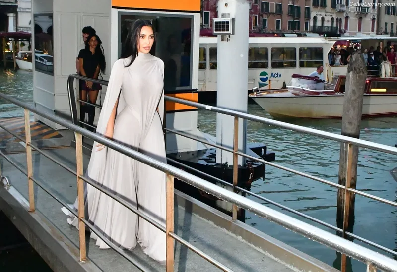Kim Kardashian photo 22 of 4170