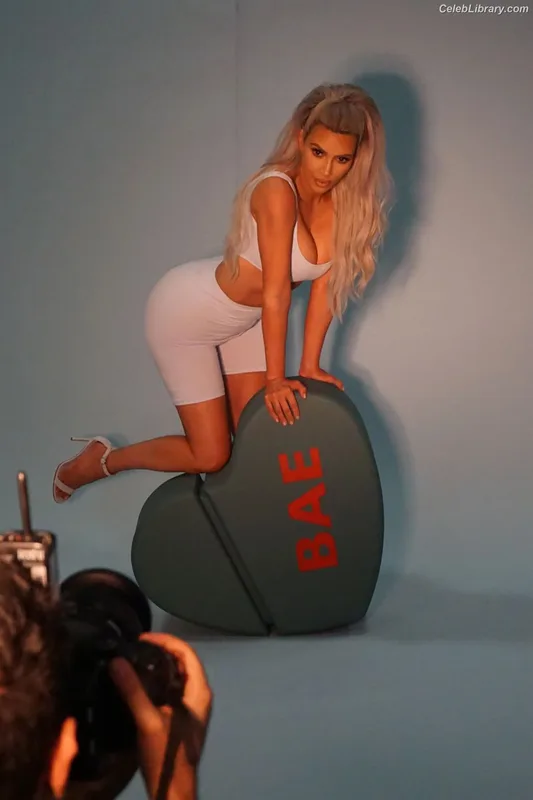 Kim Kardashian photo 1 of 4170