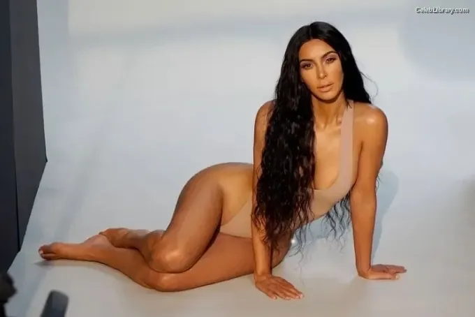 Kim Kardashian photo 5 of 4170